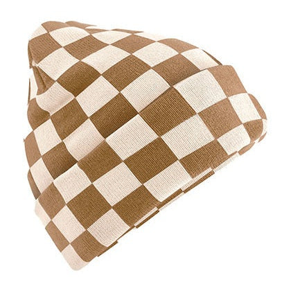 Gebreide schaakbordmuts in beige en bruin met contrasterende blokken.