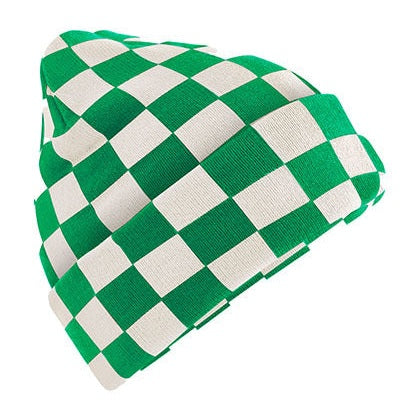Gebreide schaakbordmuts in groen en ecru met contrasterende blokken.