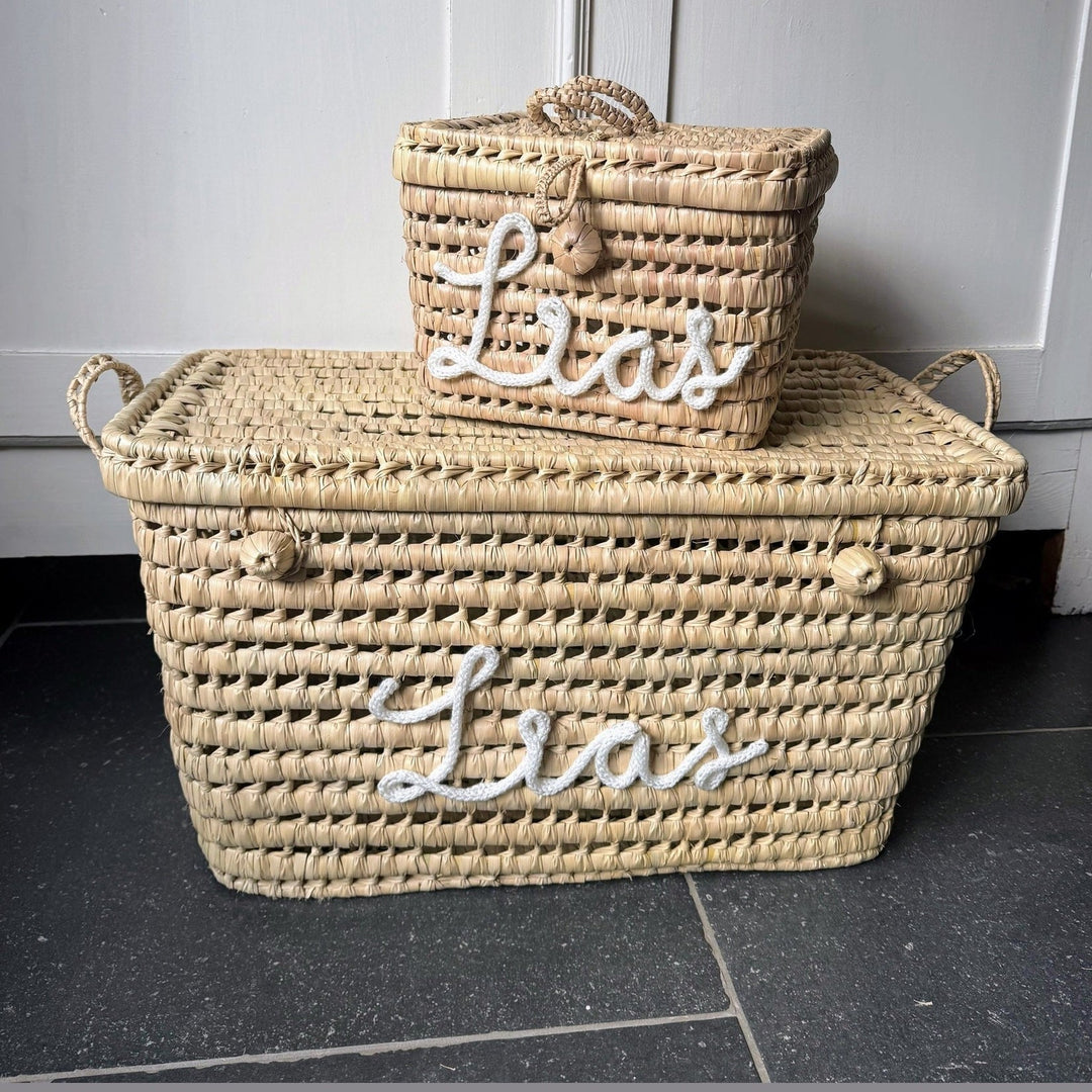 Palmblad speelgoedmand met kleurrijke pompons in een kinderkamer.