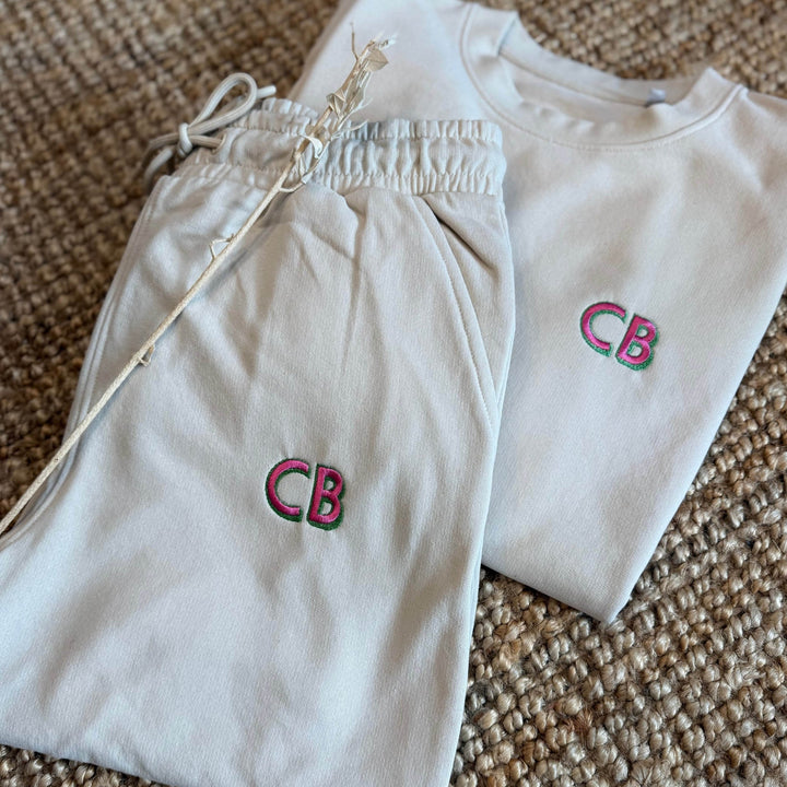 Sweater met joggingbroek - Initialen Blockletters - Geborduurd - Caro B Handmade