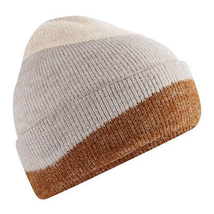 Detail van een gebreide Wave-muts met beige, lichtgrijze en roestbruine kleurvlakken.