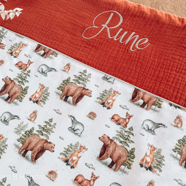 Babydeken gepersonaliseerd met naam kraamcadeau met borduur borduurstudio Caro B Handmade Merchtem