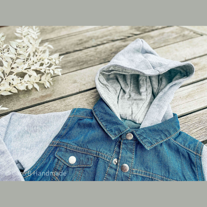 Jeansvest met fleece & kap - Geborduurd met naam - Denin - Caro B Handmade