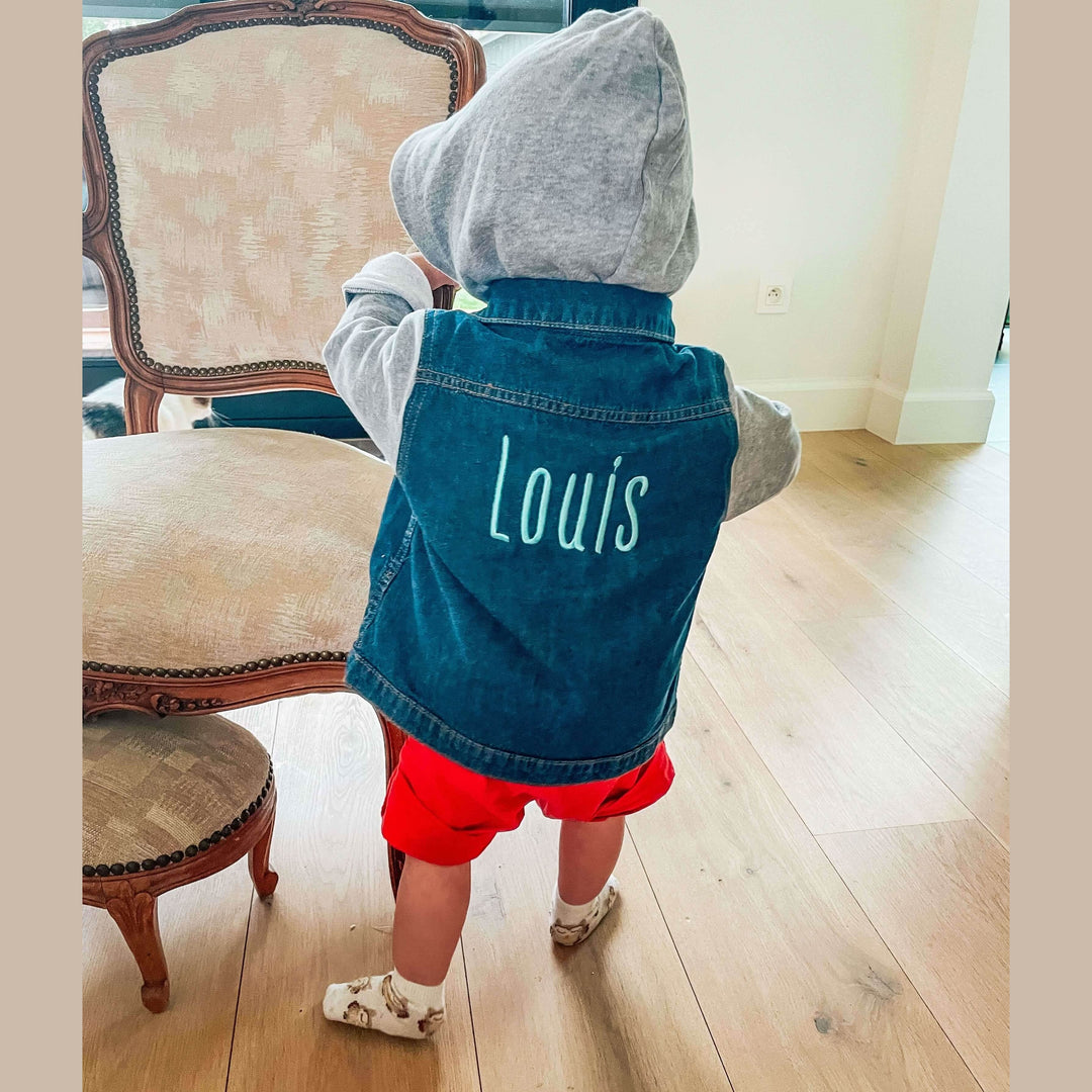 Jeansvest met fleece & kap - Geborduurd met naam - Denin - Caro B Handmade