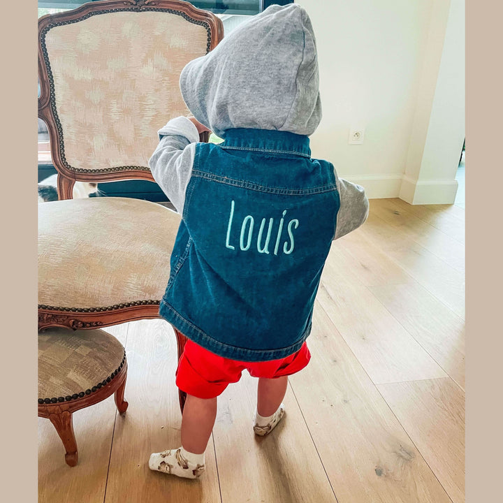 Jeansvest met fleece & kap - Geborduurd met naam - Denin - Caro B Handmade