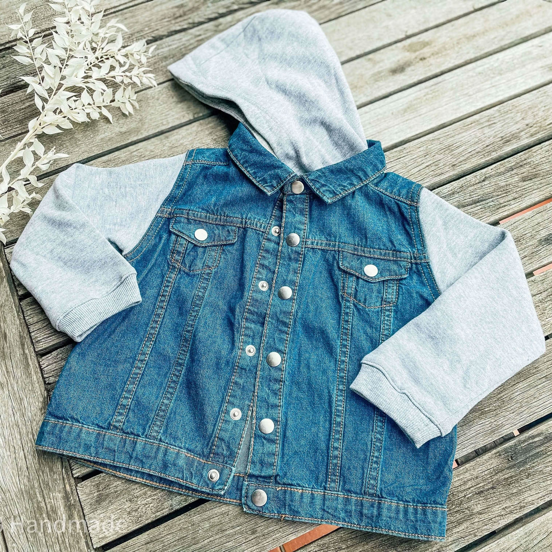 Jeansvest met fleece & kap - Geborduurd met naam - Denin - Caro B Handmade