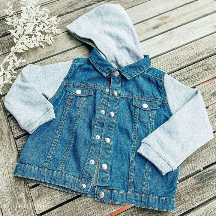 Jeansvest met fleece & kap - Geborduurd met naam - Denin - Caro B Handmade