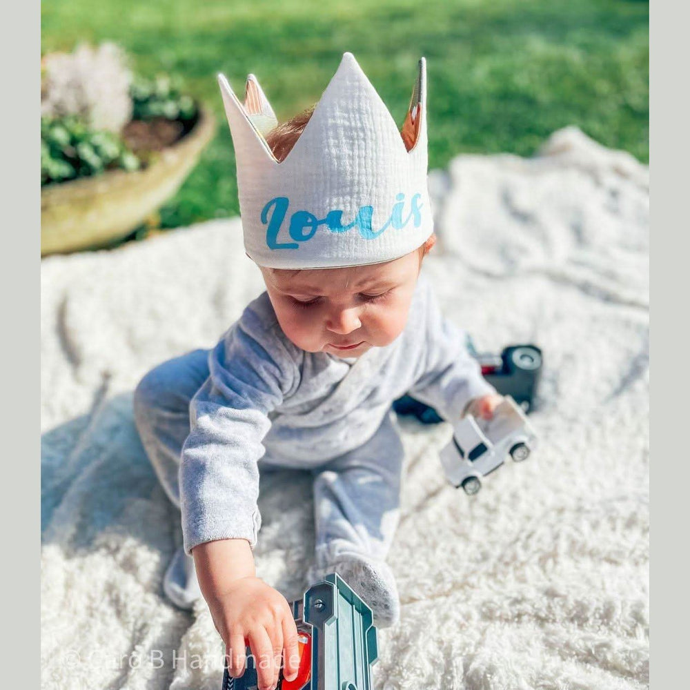 Verjaardagskroon Met Naam - Handgemaakt & Geborduurd - Eigen prints - Caro B Handmade